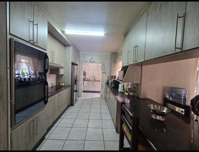 3 BEDROOM HOUSE FOR SALE IN HELIKONPARK